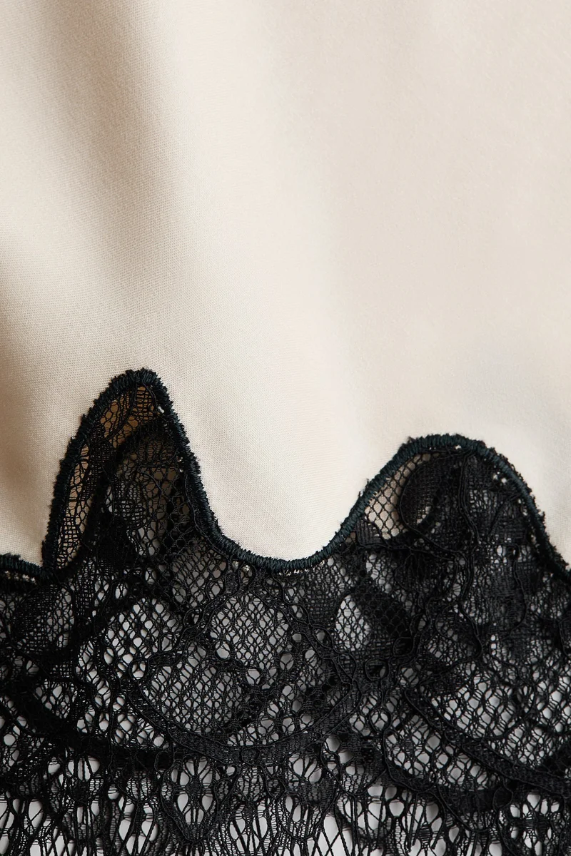 اتش اند ام تنورة بتصميم انسيابي بحافة دانتيل